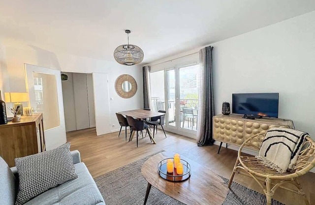 "Le Cassin" - Parking et terrasse, à 5 minutes de la gare