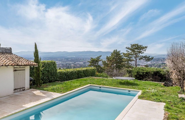 Le Cerf - House with view and swimming pool