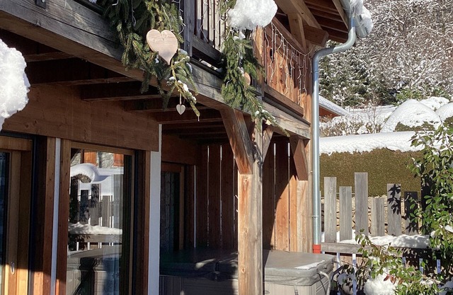 LE CHALET DU PIC :PRIVATE SPA.mountain views and Mt Blanc.near Les Gets and Samoens.
