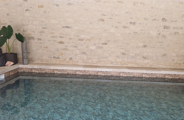 Le Clos d'Adam charming and characterful cottage with heated swimming pool