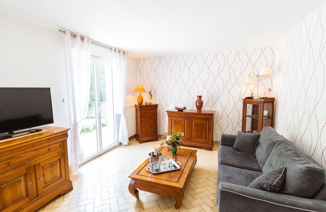 Le Clos Fleuri : Cottage with Tranquil Garden Setting in Historic Amboise
