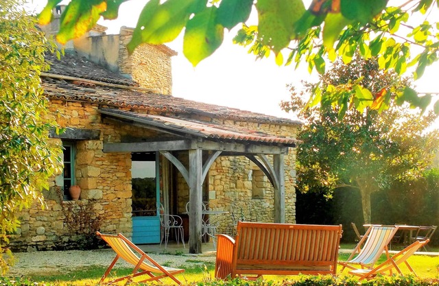 Le Figuier is a holiday home in the Dordogne with a private swimming pool