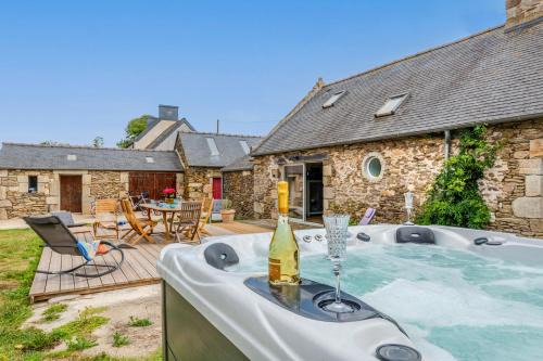 Le gîte de Saint Mathieu, longère pleine de charme au bout du monde ! jacuzzi extérieur vue sur la campagne, salle de billard