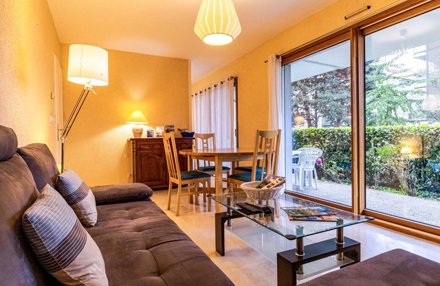 Le Gouverneur, with parking