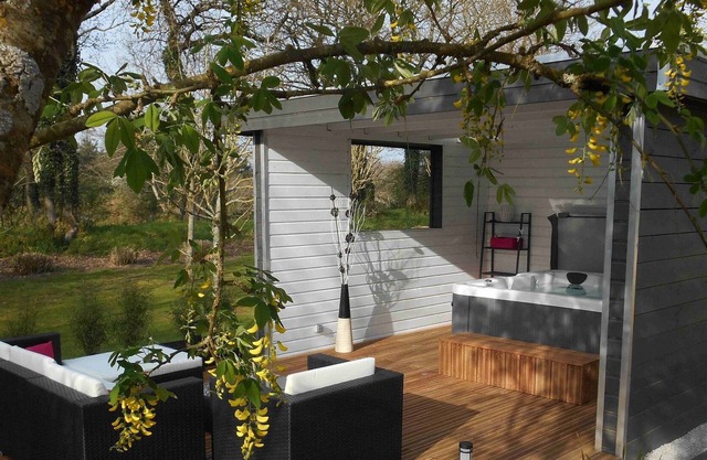 Le jardin des monts "Camélia", Bed and Breakfast with spa in the mountains of Arrée