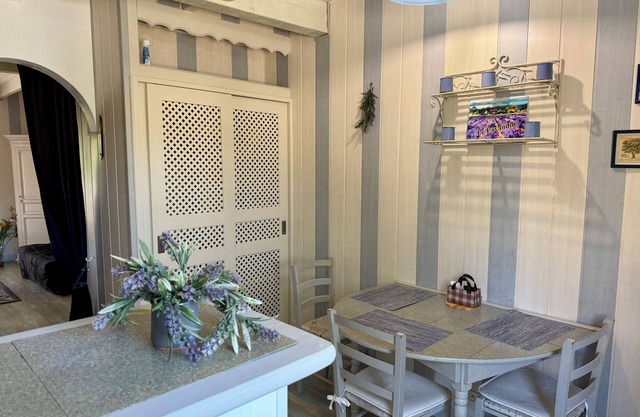 Le Lavandin: Air conditioning, parking and terrace with view