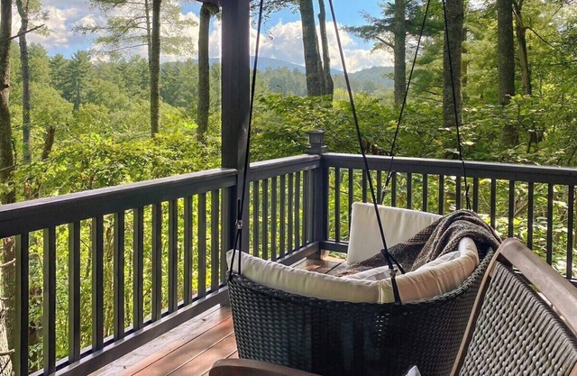 Leaf & Log Serene Cabin w/Lounge Deck & Firepit
