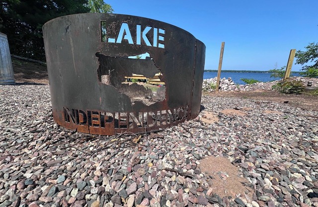 Lee’s Lake House. Charming 2-bedroom cabin with AC and WiFi in welcoming Big Bay