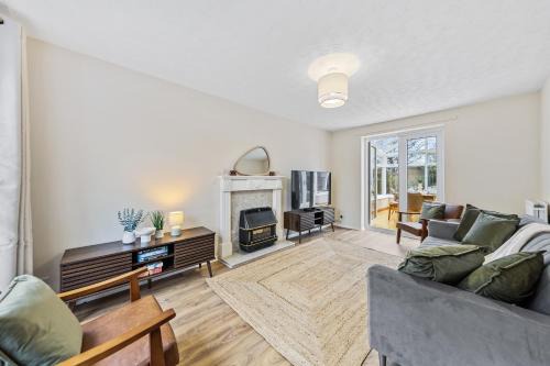 Leicester 4BR, Sleeps 9, Fast WiFi & Smart TV, M1 & M69, Garden, Long Stays & Contactors Welcome - One Astley by Base Ten Stays