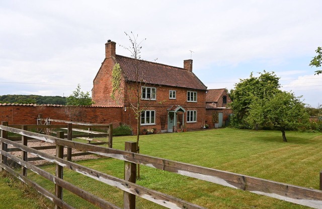 Leos Holiday Cottage - stylish cottage, sleeps 10. Pet friendly.