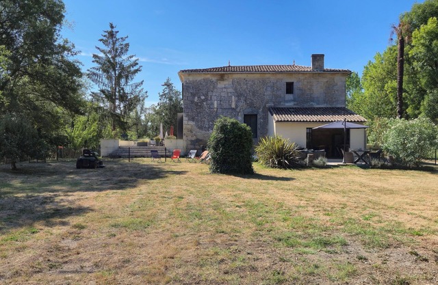 Les Bon Amis: Large 3-bedroom 100m2 riverside gîte for 6 people