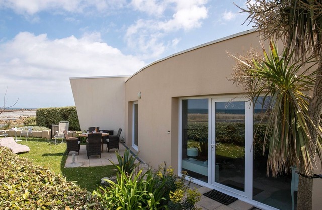 Les Pieds dans l'eau by Interhome