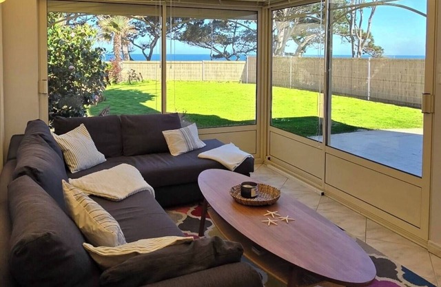 "Les pieds dans l'eau": panoramic sea views and direct beach access!