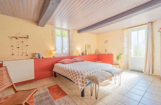 Les Violettes Guest Room – Comfort and Serenity in Saint-Romain-de-Benet