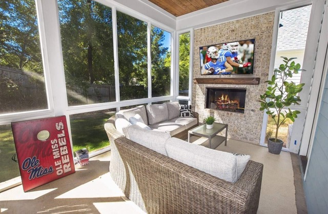 Less than 1 Mile to the Square! Outdoor Fireplace