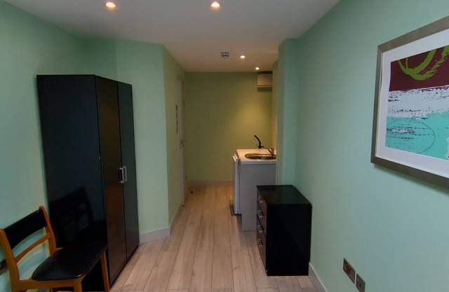 Letzi private en-suite, Near Heathrow Airport T3