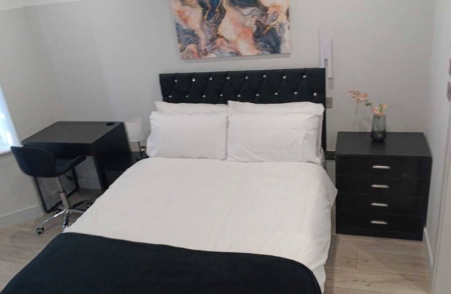Letzi private en-suite, Near Heathrow Airport T3