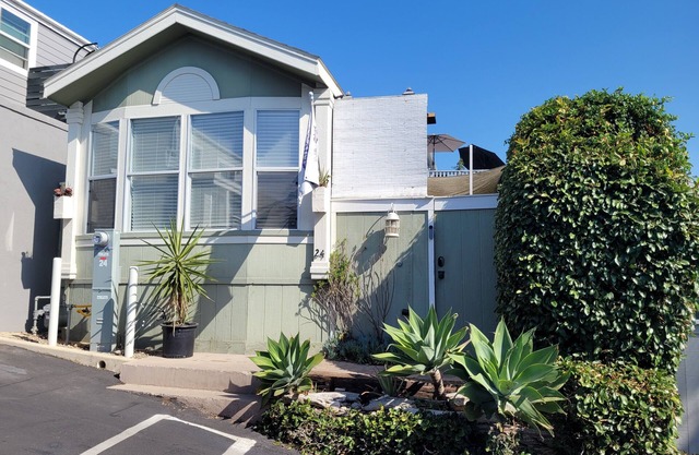 Leucadia Charming Beach Cottage 2 blocks to beach. Private yard & outdoor shower