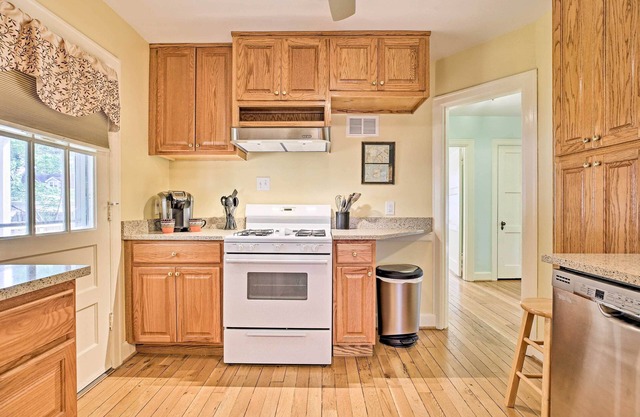 Lexington Getaway w/Backyard Deck < 2 Mi to UK!