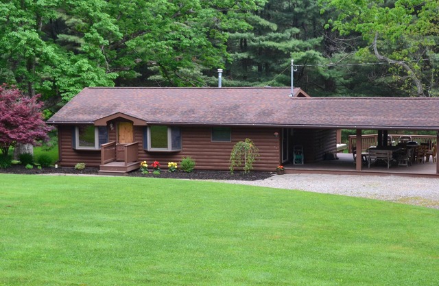 Lick Run Lodge - Riverside Retreat: Perfect Getaway for Outdoor Enthusiasts!