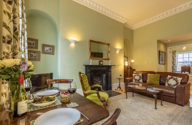 Light and airy romantic Georgian one bedroom flat for 2