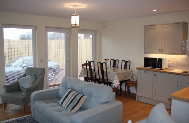 Light and bright ground floor level cottage, sleeps 4