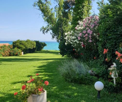 Lily's House-Seafront apartment in Hanioti, Halkidiki