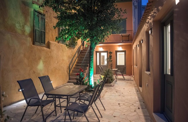 Lindas Convent Garden Home 1n- beautiful courtyard to enjoy Mediterranean flair