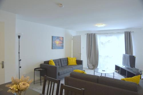 Lindrick Villa- 3BD Bunglow , Free parking- Long stays