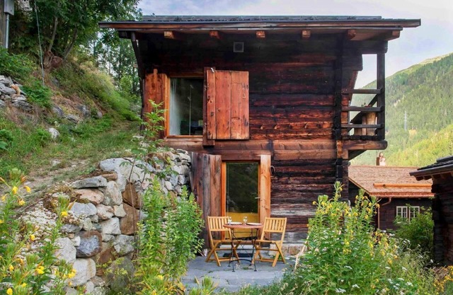 Listed spyhole from the 17th century