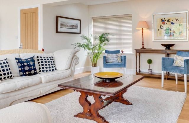 Little Aluph - Two Bedroom House, Sleeps 4