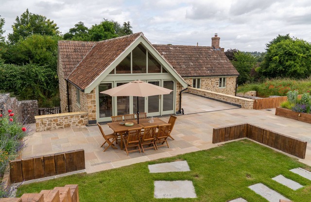 Little Bank - a cottage that sleeps 8 guests in 4 bedrooms