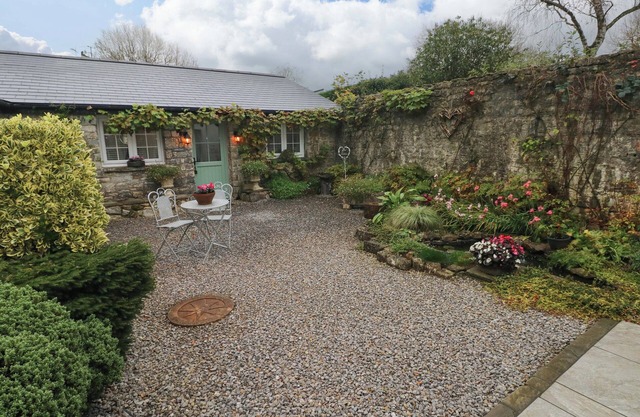 LITTLE CLOUD, romantic, character holiday cottage in Cowbridge