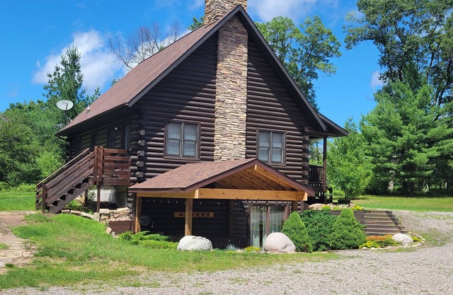 Little Valley private log cabin in the woods by Lake Petenwell