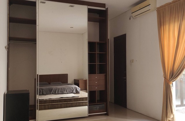 Lively 3-bedroom house 180m2 with WiFi, AC in georgeous Surabaya