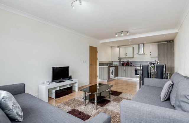 Liverpool Street 3 Bedrooms 2 Bathrooms up to 8!