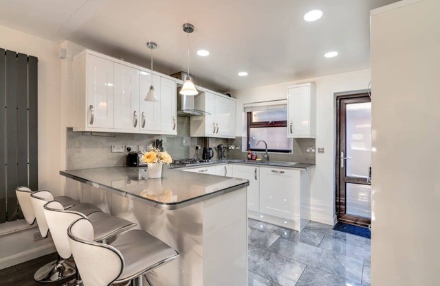 LiveStay - Stylish 3-Bed Gem in Trendy E1 London