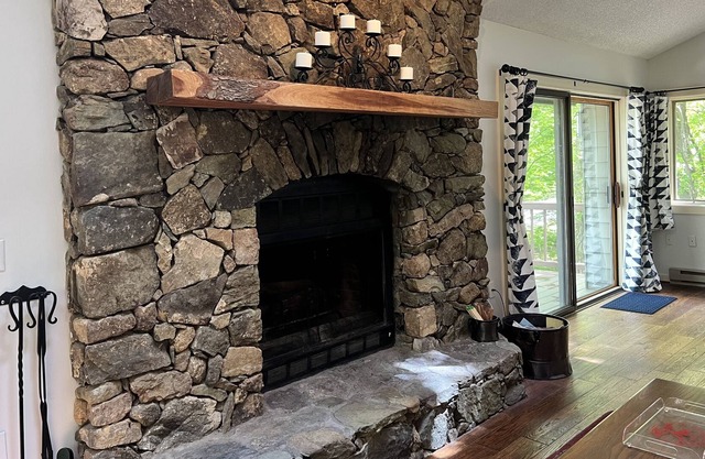 Livin' On The Edge Cozy Mountain Home at Wintergreen Resort.