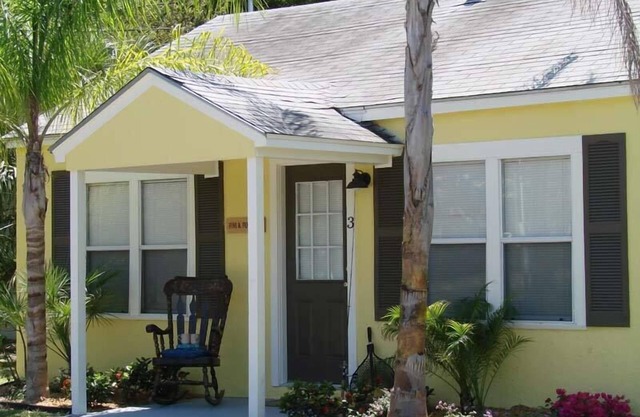 Living on Island Time #3 - Cozy coastal cottages with a whole lot of charm!