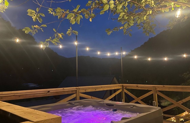 Living on the Edge! Charming 3-bedroom house with HOT TUB and King bed!
