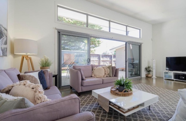 Living The Beach Dream - Pets, WiFi, 4 bdrm, 450m Shops