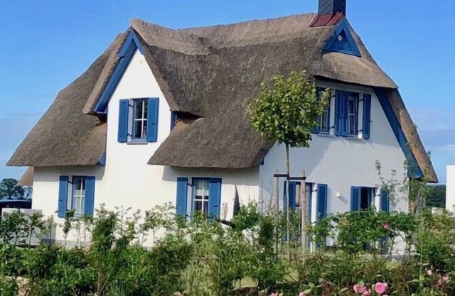 Living under thatch in Seasons - fireplace & sauna