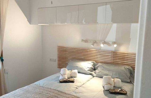 LLAFRANC 100% Apartment. 50 meters from the beach. WIFI, A/C, BBQ, Fire Place