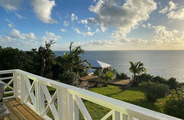LOBSTER SEASON SPECIAL-NEW POOL & DECKS Luxury home with dock on Sea of Abaco