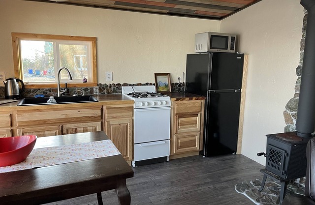 Located close to Tanalian River, amazing views and cozy setting.