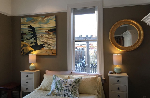 Location! Large 3000 sq ft Open Concept Home Walking Distance to Harbor