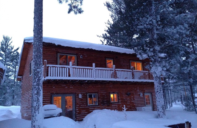 Lodge on Au Train River a few blks from Lk Superior 15 min from Munising