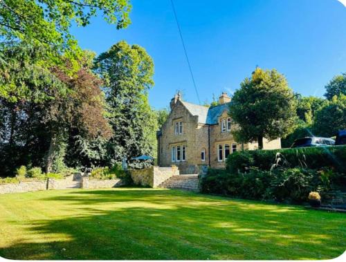 Lodge - Sleeps 18 pet friendly & free parking