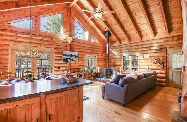LodgeLife Springbrook - Unwind in Nature Lux Log Cabin in the Heart of Adventure