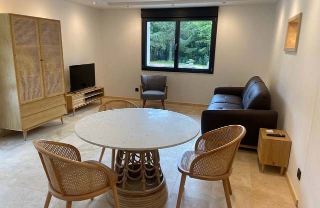 Lodging in a garden near Fraispertuis City Park.